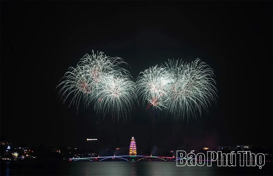 Brilliant Fireworks Welcome the Year of the Horse 2026