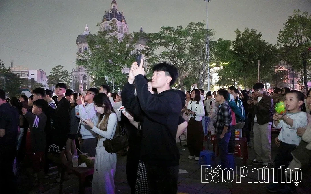 Brilliant Fireworks Welcome the Year of the Horse 2026