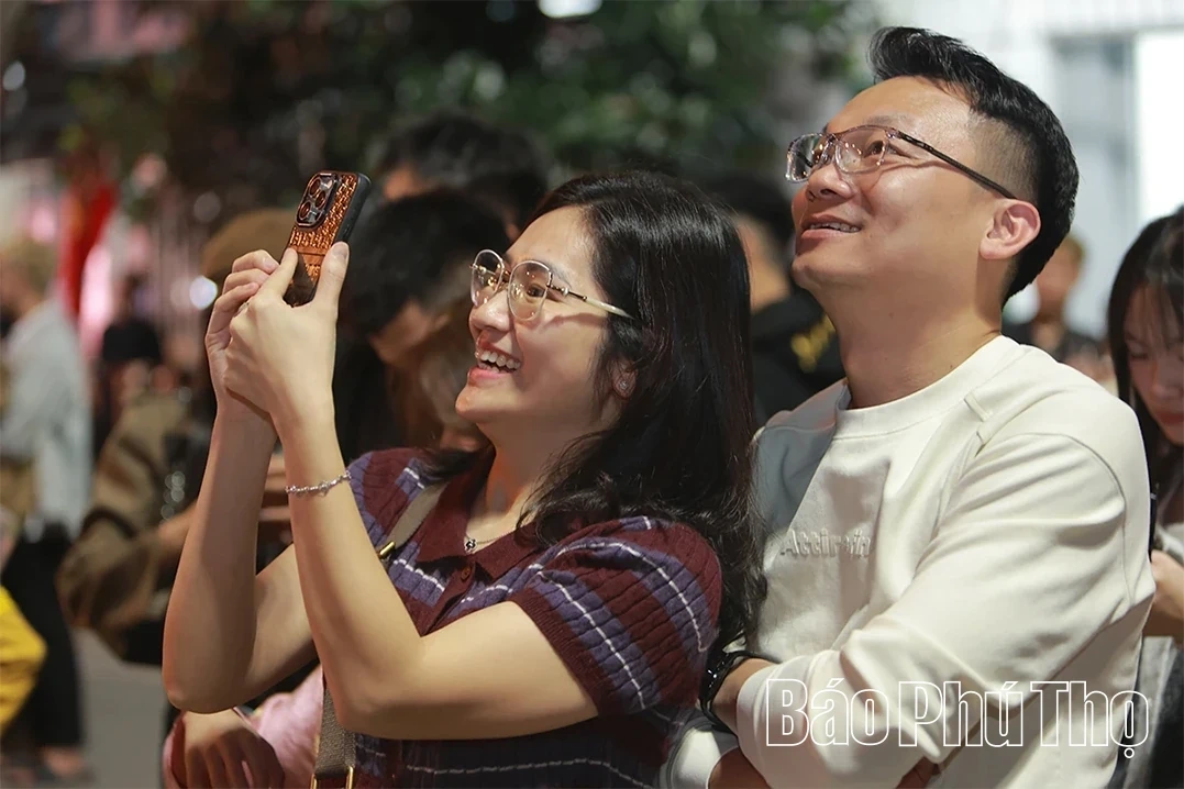 Brilliant Fireworks Welcome the Year of the Horse 2026