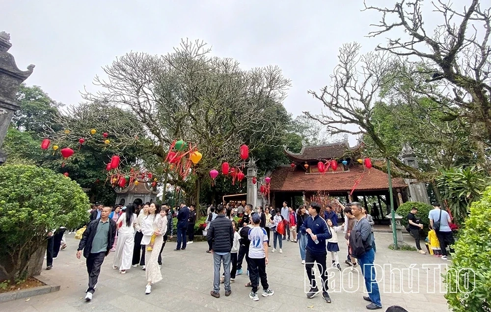 Hung Kings’ Temple Welcomes Tens of Thousands of Visitors in the Early Days of the Year of the Horse