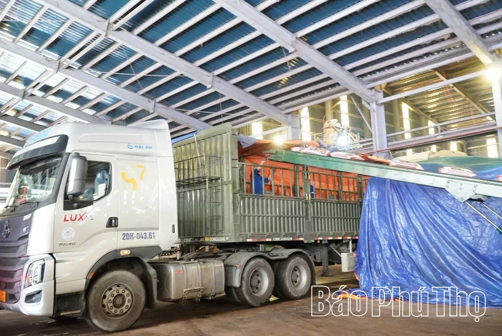 Supe Lâm Thao xuất bán 2000 tấn hàng trong ngày đầu Xuân Bính Ngọ