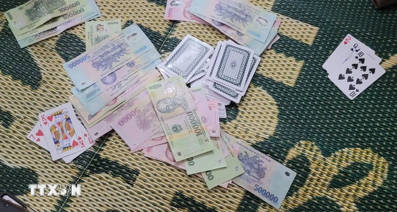 Triệt phá ổ nhóm đánh bạc trên sông Hồng, bắt giữ 14 đối tượng