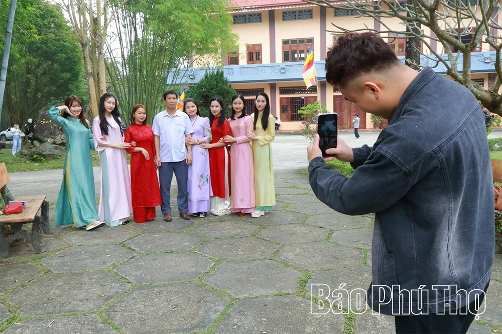 Du Xuân cùng áo dài truyền thống