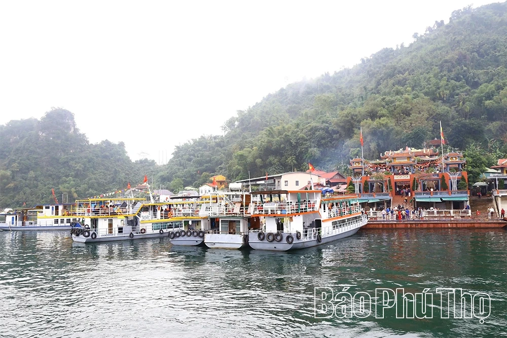 Cá nướng sông Đà - dư vị níu chân du khách trong hành trình du xuân đền Chúa Thác Bờ