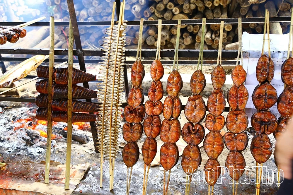 Cá nướng sông Đà - dư vị níu chân du khách trong hành trình du xuân đền Chúa Thác Bờ