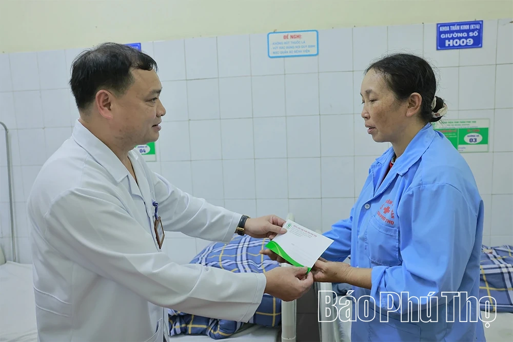 Thăm hỏi, trao quà Tết động viên bệnh nhân tâm thần và người nhà