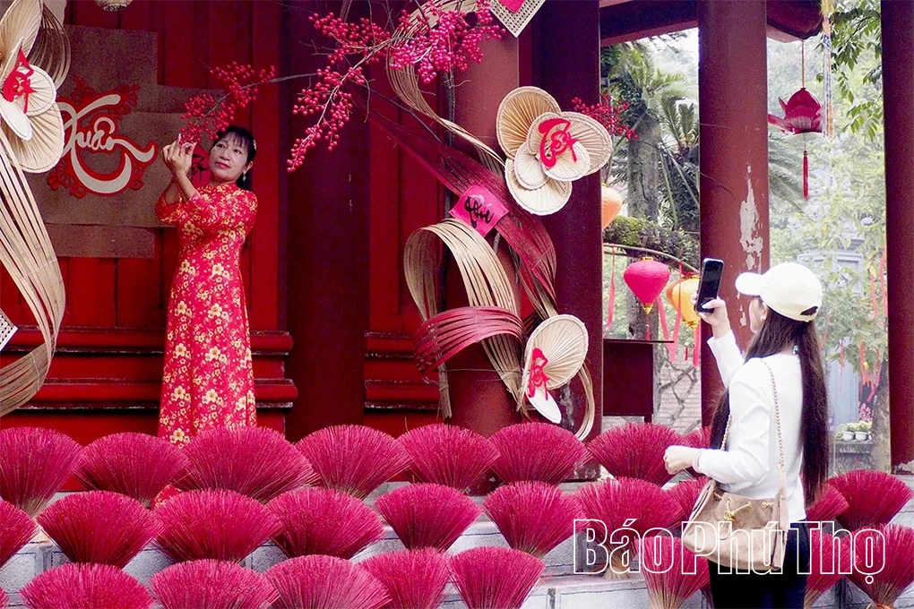 Người dân Phú Thọ rộn ràng du xuân đầu năm