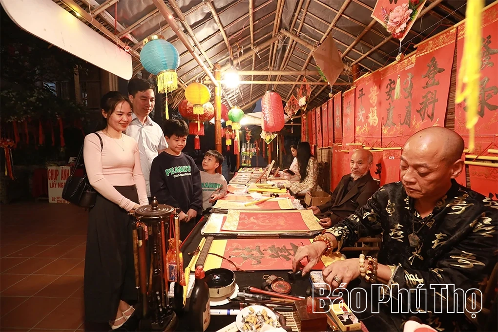 Người dân Phú Thọ rộn ràng du xuân đầu năm