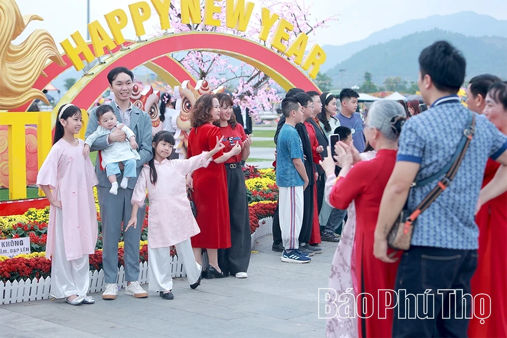 Người dân Phú Thọ rộn ràng du xuân đầu năm