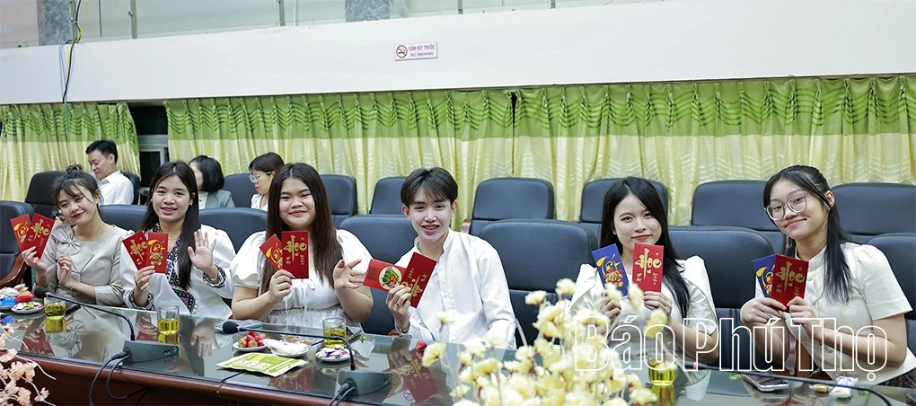 Ấm lòng sinh viên đón Tết xa quê