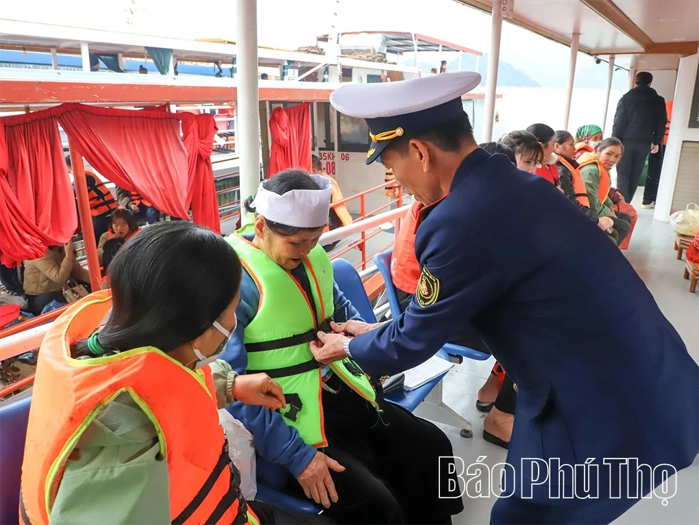 Siết chặt kỷ cương vận tải thủy mùa lễ hội trên hồ Hòa Bình