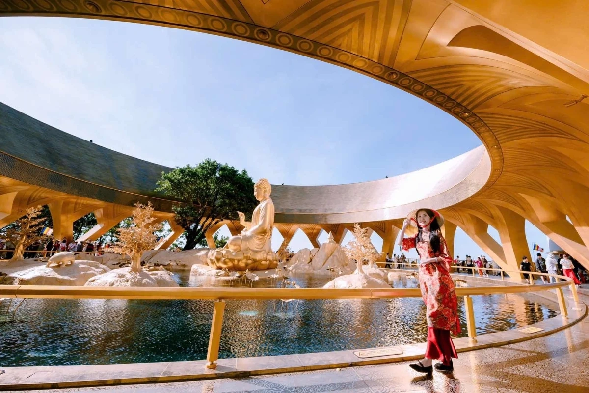 Biển người đổ về núi Bà Đen hành hương dịp đầu năm