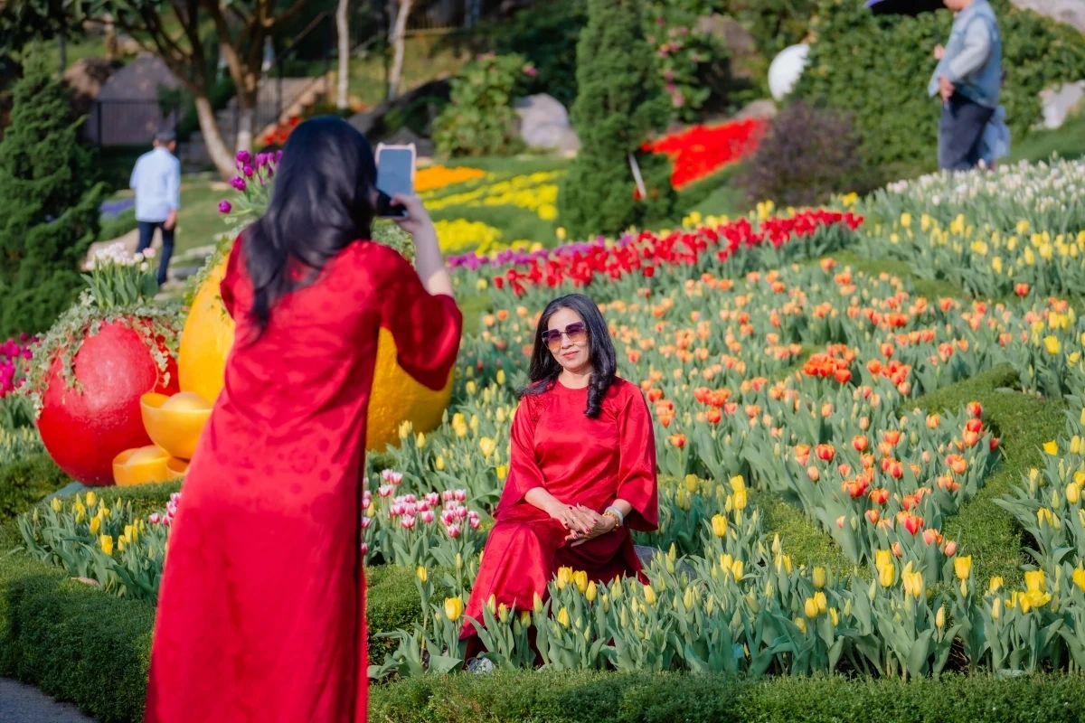 Biển người đổ về núi Bà Đen hành hương dịp đầu năm