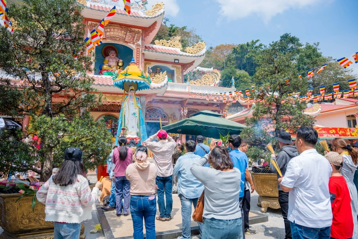 Biển người đổ về núi Bà Đen hành hương dịp đầu năm