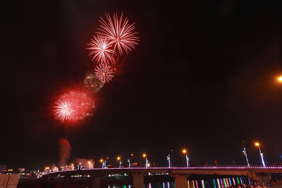 Rực rỡ pháo hoa đón chào năm mới Bính Ngọ 2026