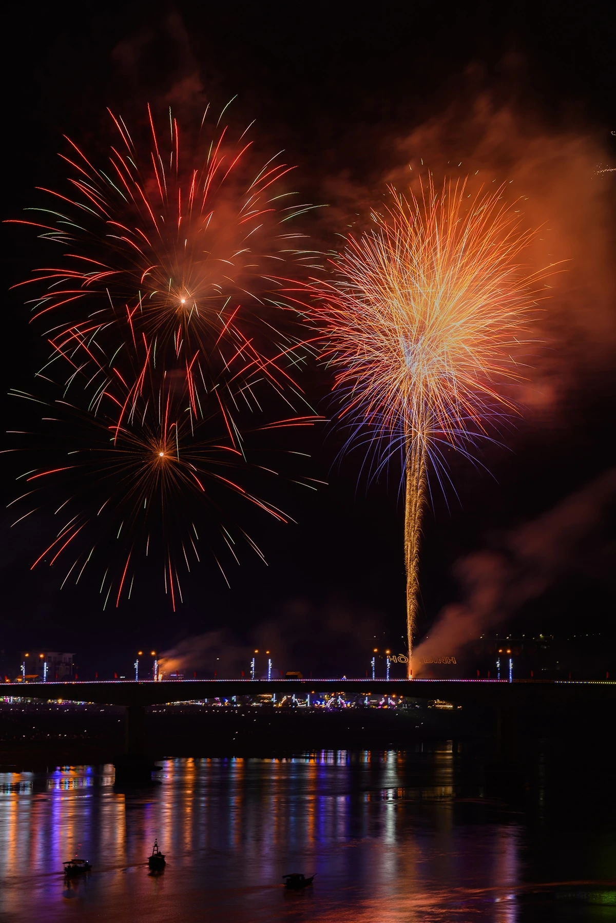 Rực rỡ pháo hoa đón chào năm mới Bính Ngọ 2026