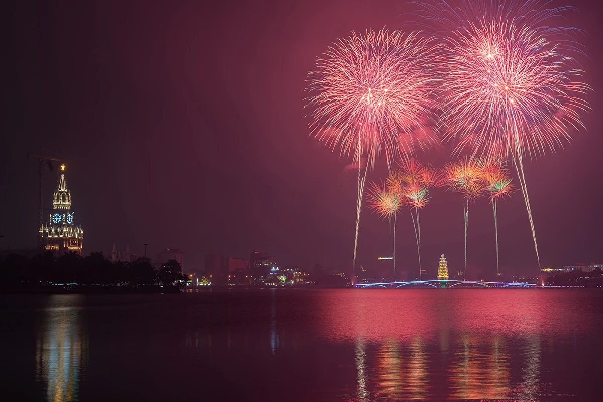 Rực rỡ pháo hoa đón chào năm mới Bính Ngọ 2026