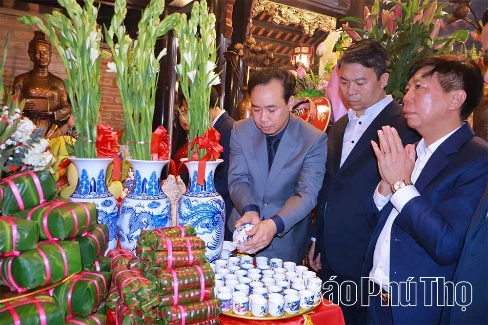 Incense Offering Ceremony Commemorating Mother Ancestor Au Co on the Day of the Fairys Descent