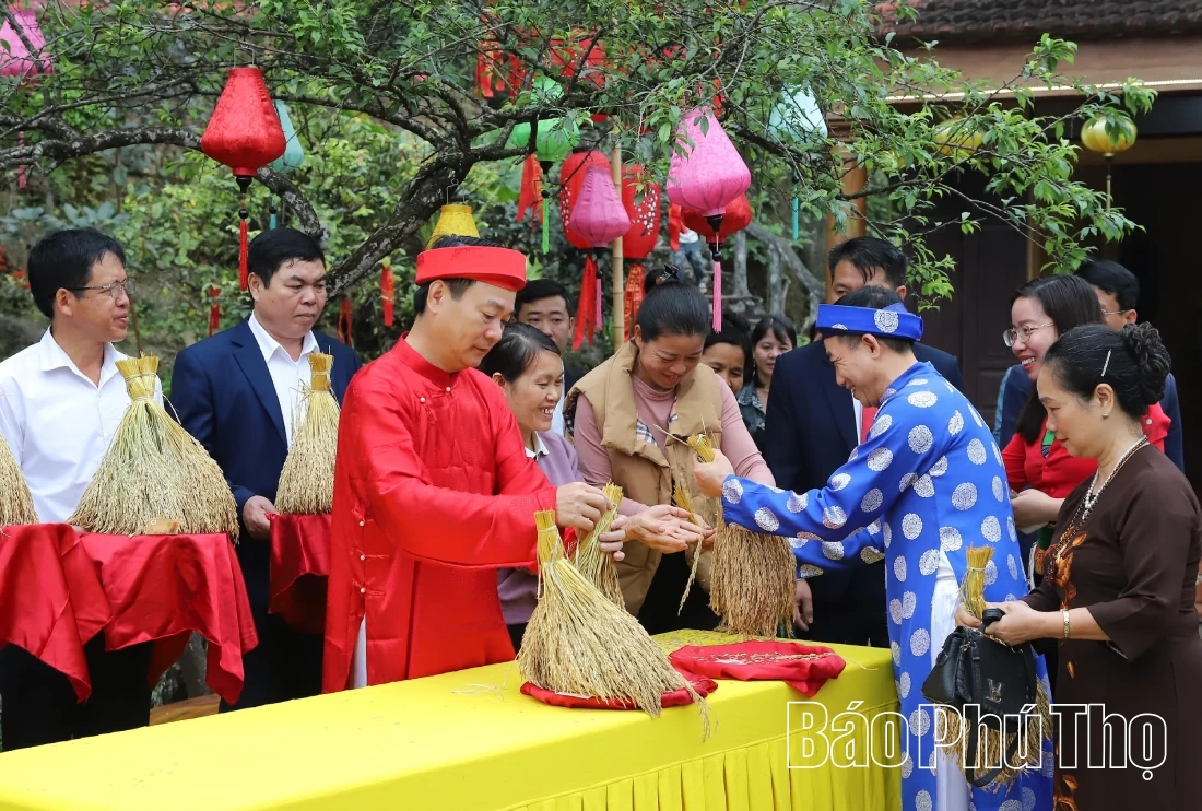 Rước “vía lúa” mong vụ mùa bội thu