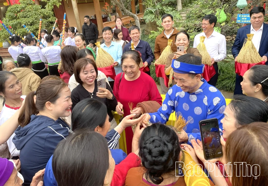 Rước “vía lúa” mong vụ mùa bội thu