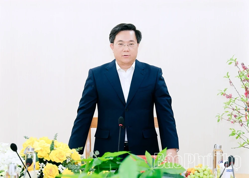Chủ tịch UBND tỉnh Trần Duy Đông thăm, chúc mừng Bệnh viện Y dược cổ truyền và Phục hồi chức năng