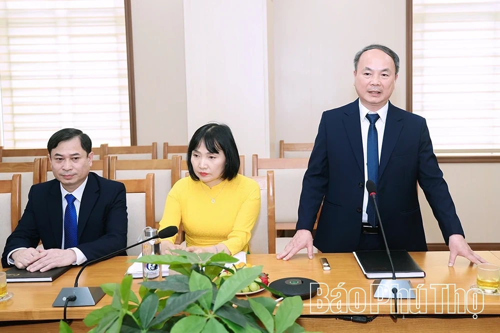 Chủ tịch UBND tỉnh Trần Duy Đông thăm, chúc mừng Bệnh viện Y dược cổ truyền và Phục hồi chức năng