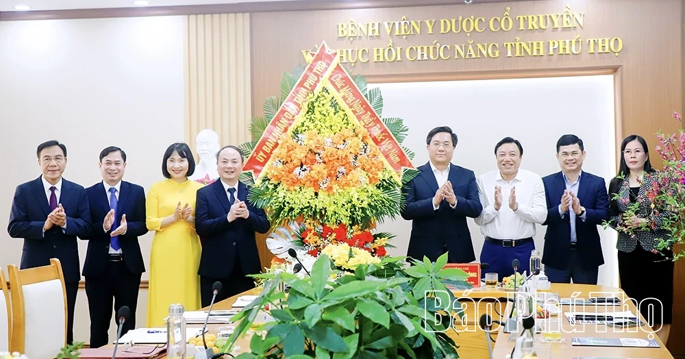 Chủ tịch UBND tỉnh Trần Duy Đông thăm, chúc mừng Bệnh viện Y dược cổ truyền và Phục hồi chức năng