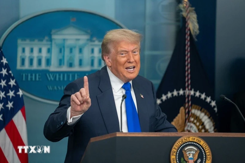 Tổng thống Mỹ chạy đua dựng lại “bức tường thuế quan” sau thất bại tại Tòa án