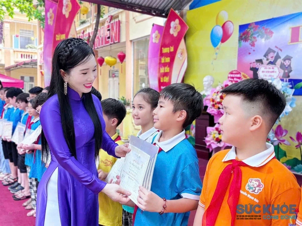 Trường Tiểu học Đinh Tiên Hoàng được tặng thưởng Huân chương Lao động hạng Nhất