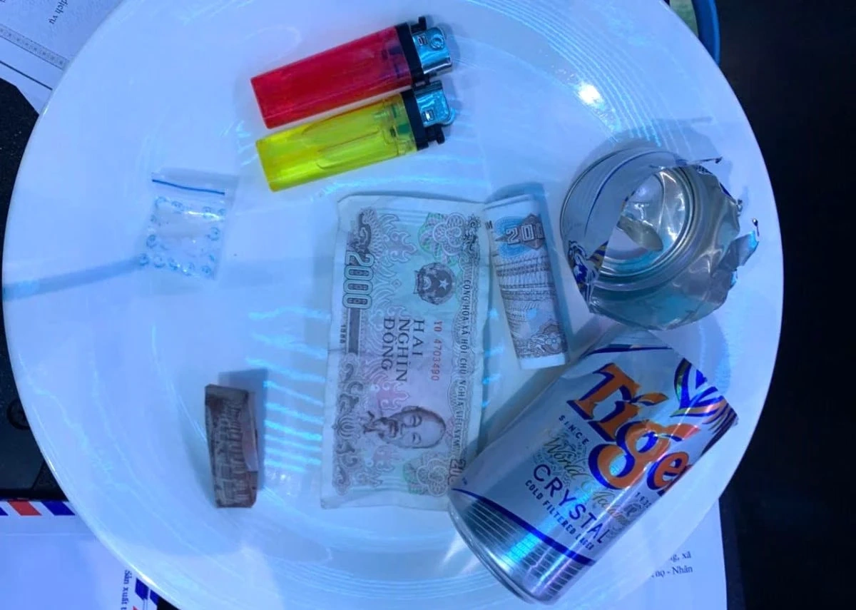 Đột kích quán karaoke lúc nửa đêm, phát hiện 19 dân chơi bay lắc