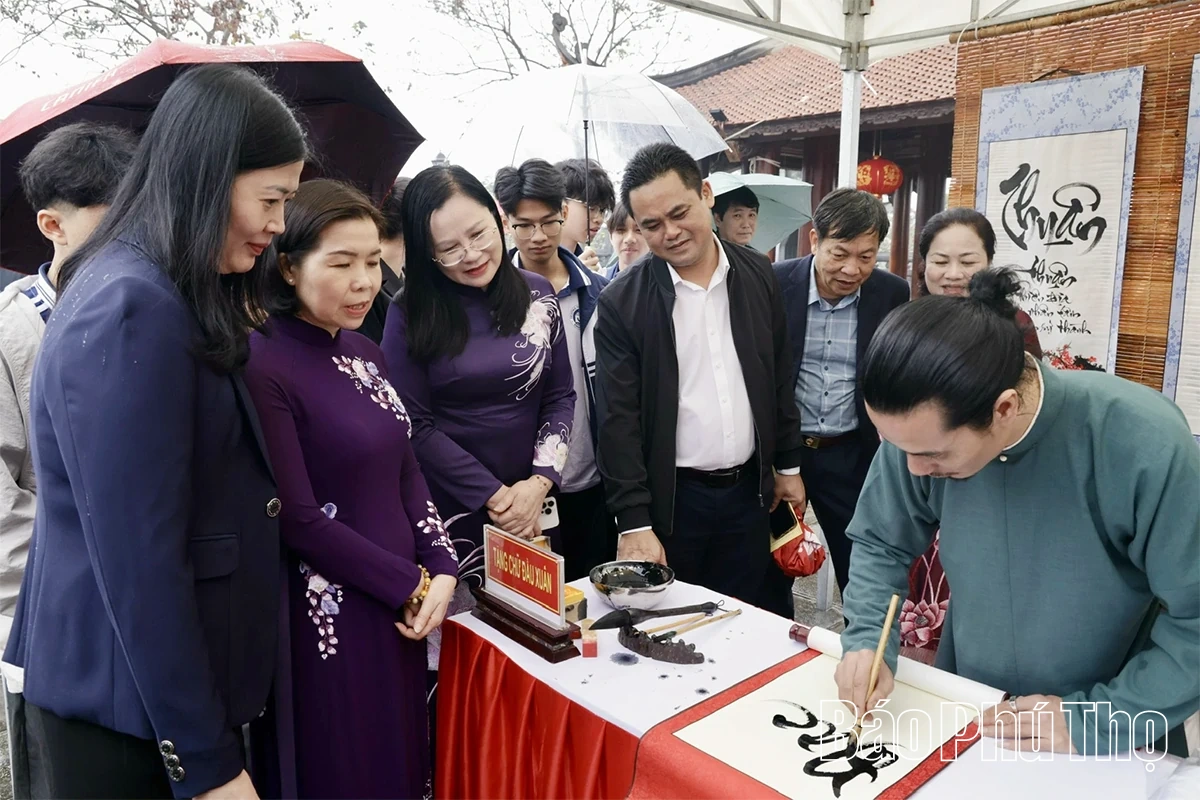 Dâng hương tri ân các bậc tiên thánh, tiên hiền, danh nhân khoa bảng