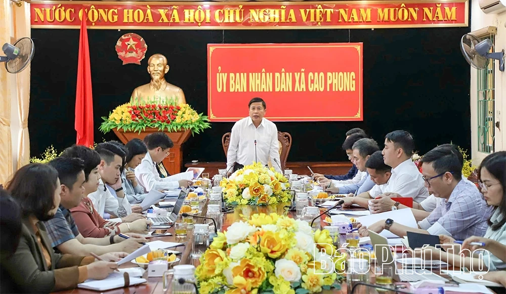 Phó Chủ tịch UBND tỉnh Đinh Công Sứ kiểm tra công tác chuẩn bị bầu cử tại các xã Mường Thàng, Thung Nai và Cao Phong