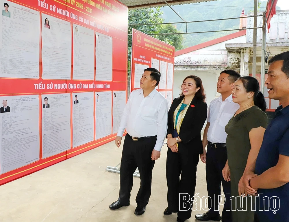 Phó Chủ tịch UBND tỉnh Đinh Công Sứ kiểm tra công tác chuẩn bị bầu cử tại các xã Mường Thàng, Thung Nai và Cao Phong