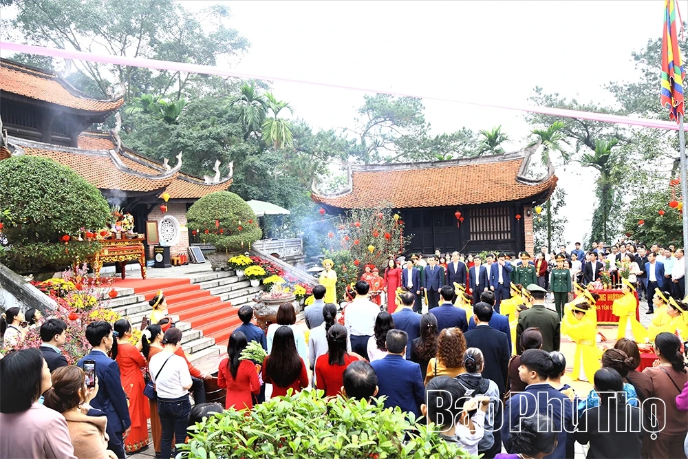 Du Xuân trên quê hương Đất Tổ