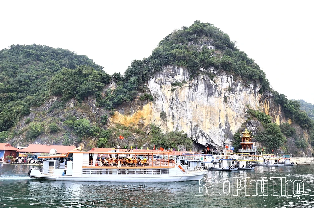 Du Xuân trên quê hương Đất Tổ