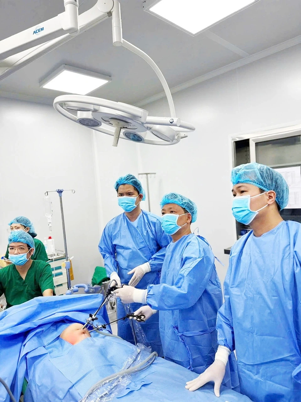 Cấp cứu xuyên đêm, mổ nội soi cứu bé 4 tháng tuổi thoát nguy cơ hoại tử ruột