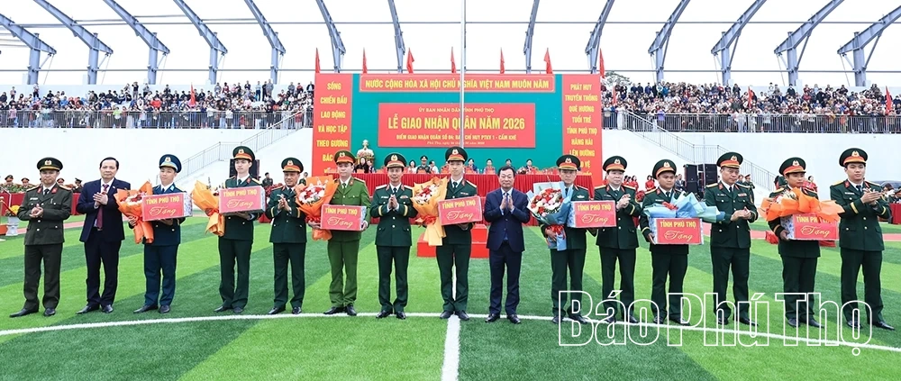 Tư lệnh Quân khu 2 và Phó Bí thư Thường trực Tỉnh ủy dự lễ giao nhận quân tại xã Cẩm Khê