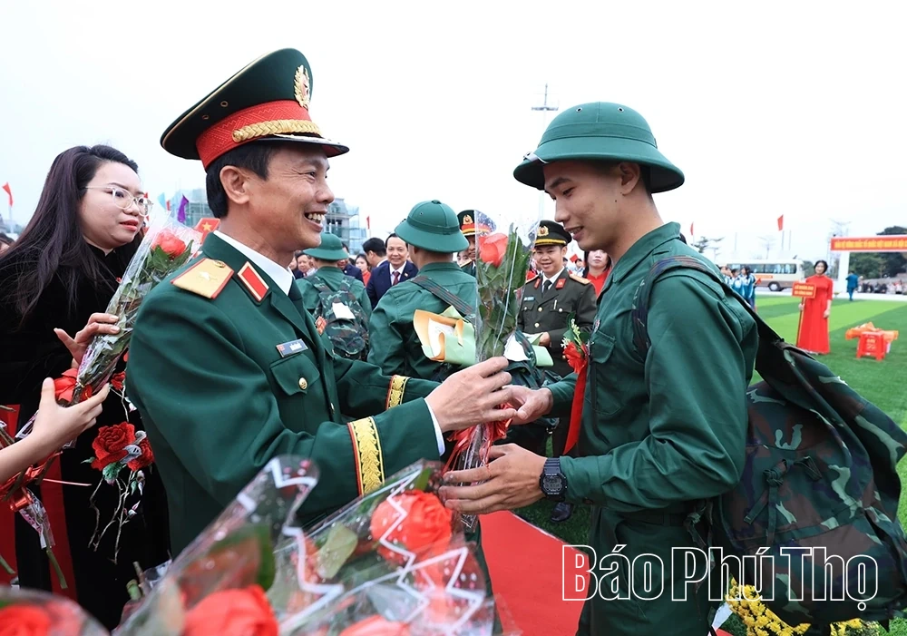 Tư lệnh Quân khu 2 và Phó Bí thư Thường trực Tỉnh ủy dự lễ giao nhận quân tại xã Cẩm Khê