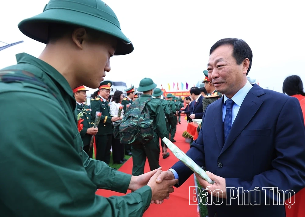 Tư lệnh Quân khu 2 và Phó Bí thư Thường trực Tỉnh ủy dự lễ giao nhận quân tại xã Cẩm Khê