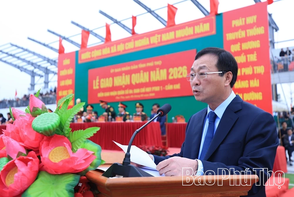 Tư lệnh Quân khu 2 và Phó Bí thư Thường trực Tỉnh ủy dự lễ giao nhận quân tại xã Cẩm Khê