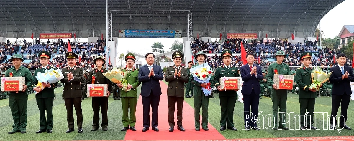 Thứ trưởng Bộ Công an và Chủ tịch UBND tỉnh Phú Thọ động viên tân binh lên đường nhập ngũ