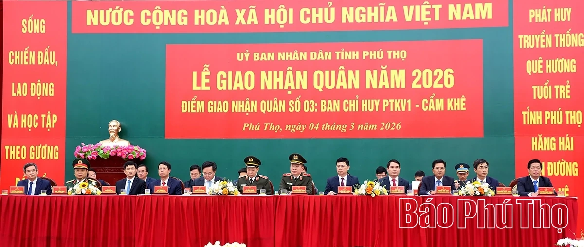 Thứ trưởng Bộ Công an và Chủ tịch UBND tỉnh Phú Thọ động viên tân binh lên đường nhập ngũ