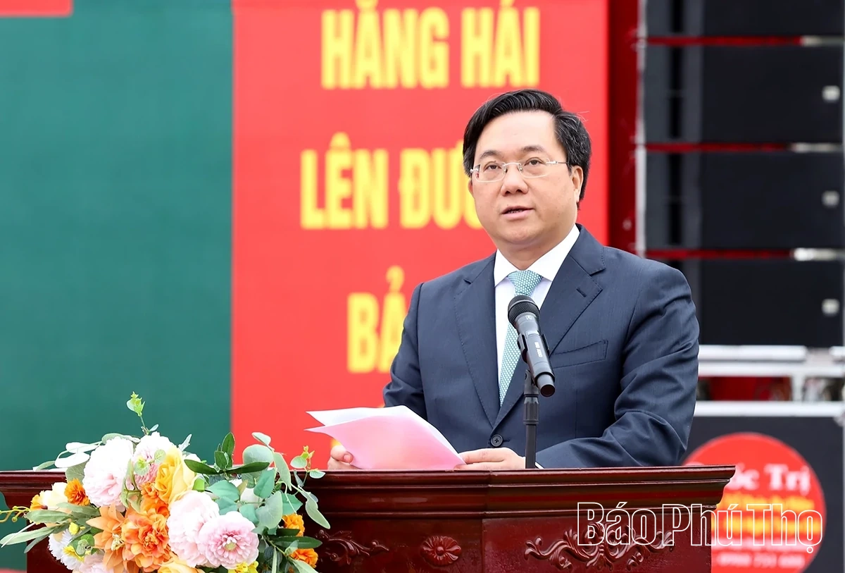 Thứ trưởng Bộ Công an và Chủ tịch UBND tỉnh Phú Thọ động viên tân binh lên đường nhập ngũ