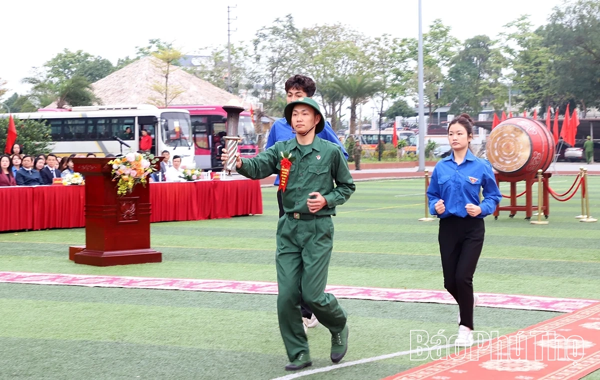 Thứ trưởng Bộ Công an và Chủ tịch UBND tỉnh Phú Thọ động viên tân binh lên đường nhập ngũ