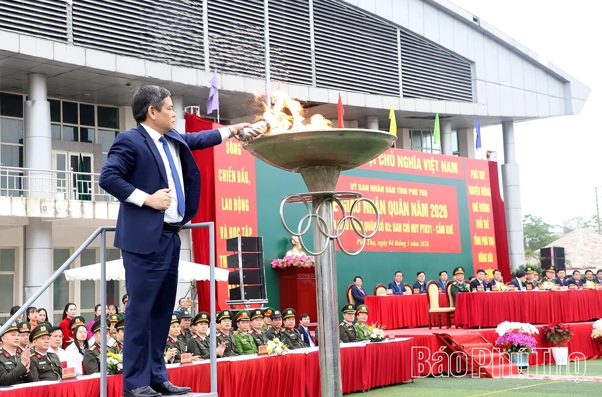 Thứ trưởng Bộ Công an và Chủ tịch UBND tỉnh Phú Thọ động viên tân binh lên đường nhập ngũ