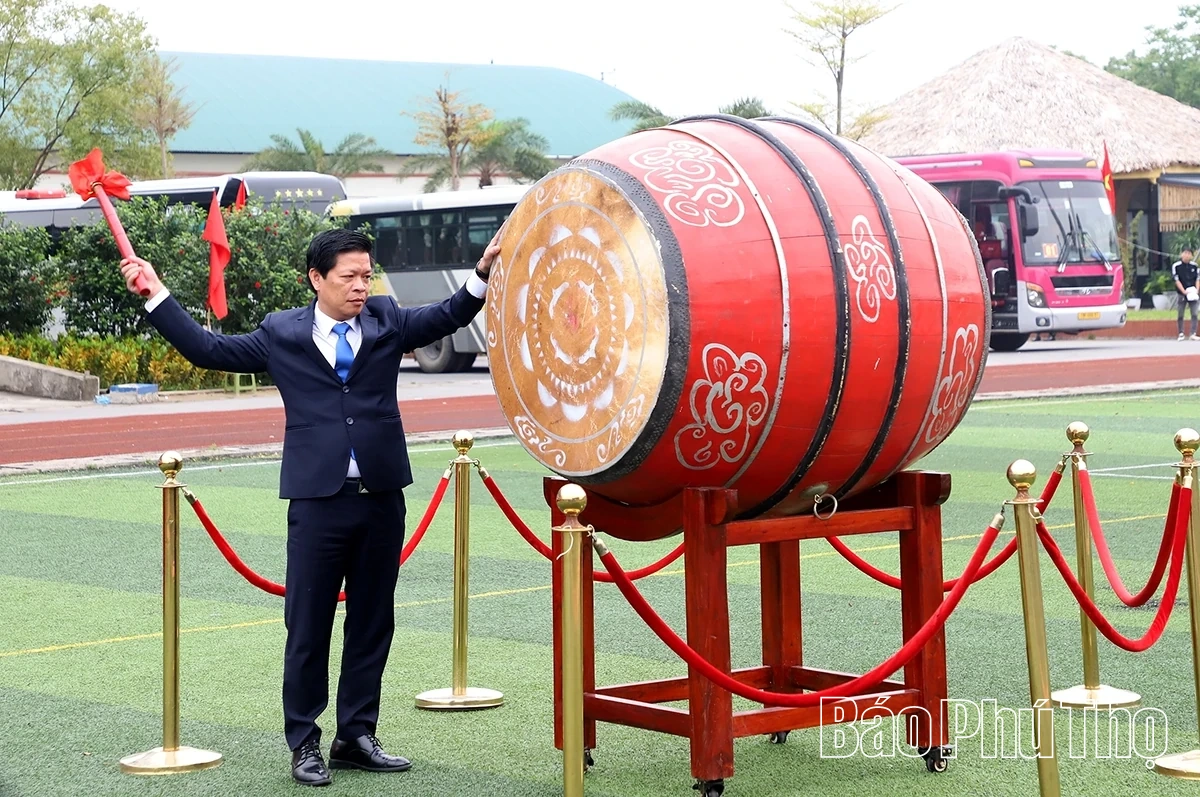 Thứ trưởng Bộ Công an và Chủ tịch UBND tỉnh Phú Thọ động viên tân binh lên đường nhập ngũ