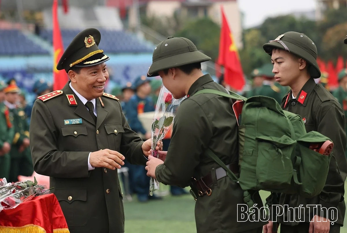 Thứ trưởng Bộ Công an và Chủ tịch UBND tỉnh Phú Thọ động viên tân binh lên đường nhập ngũ