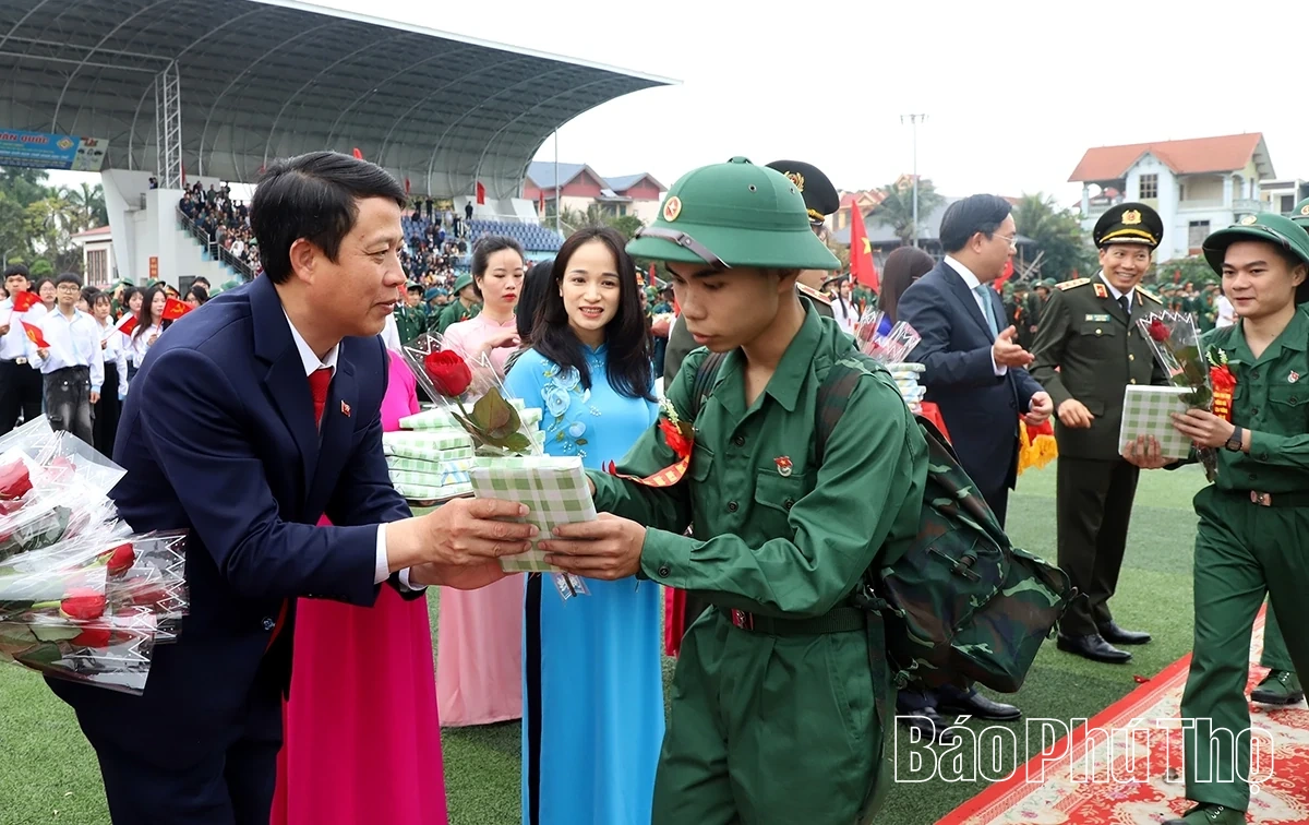 Thứ trưởng Bộ Công an và Chủ tịch UBND tỉnh Phú Thọ động viên tân binh lên đường nhập ngũ