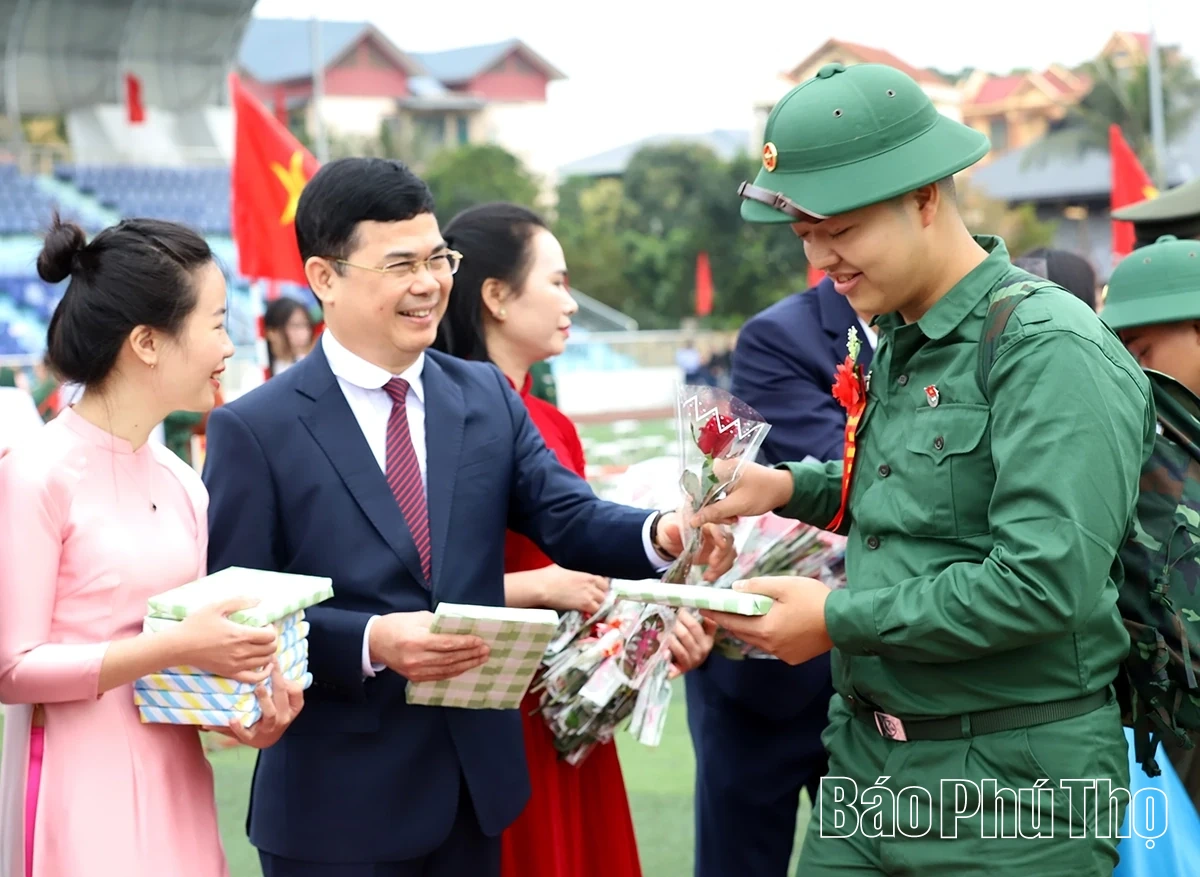 Thứ trưởng Bộ Công an và Chủ tịch UBND tỉnh Phú Thọ động viên tân binh lên đường nhập ngũ