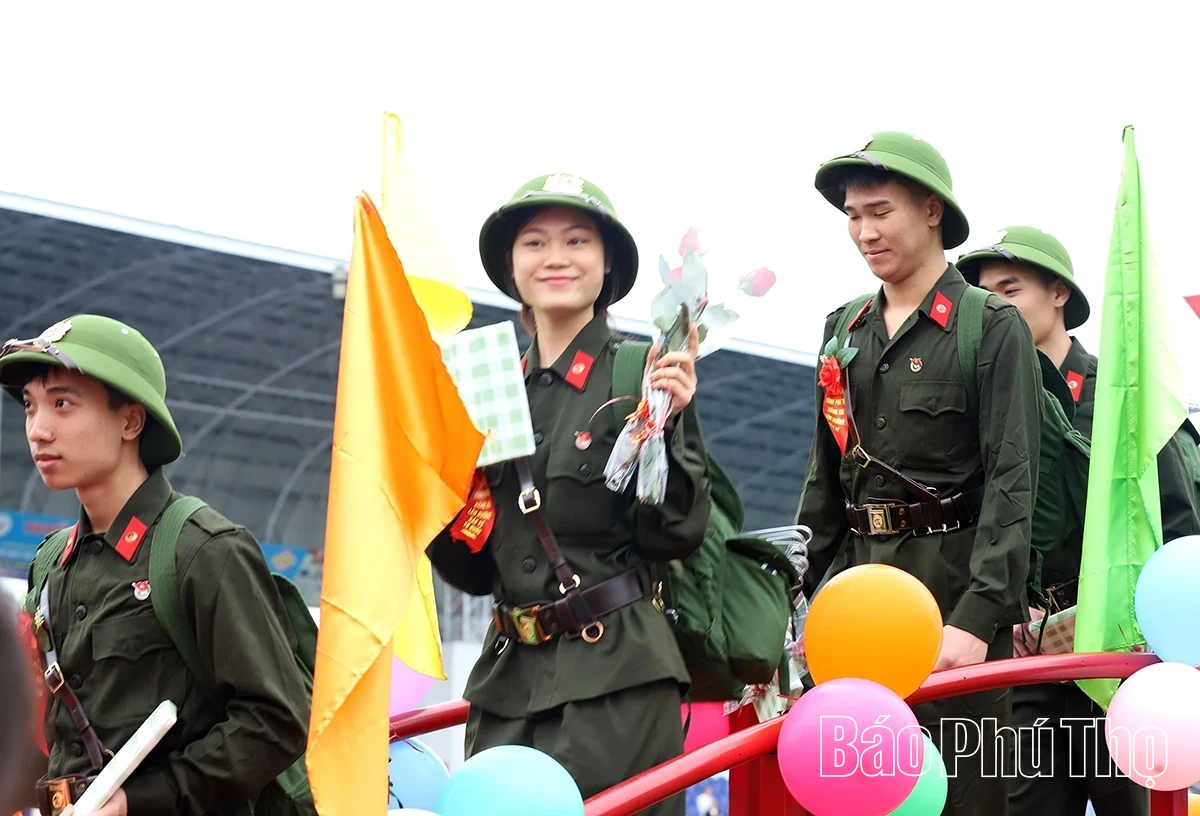 Thứ trưởng Bộ Công an và Chủ tịch UBND tỉnh Phú Thọ động viên tân binh lên đường nhập ngũ